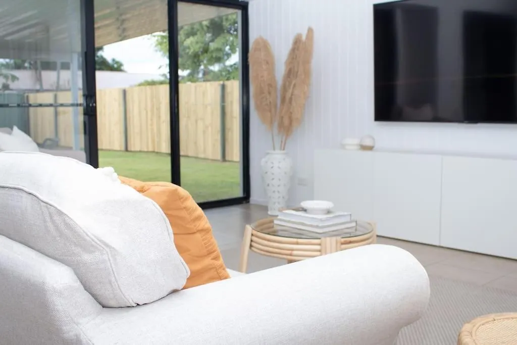 Feriehus Palm Coastal Retreat - Family & Pet Friendly, 5-Mins To Beach! Kawana Waters Australien