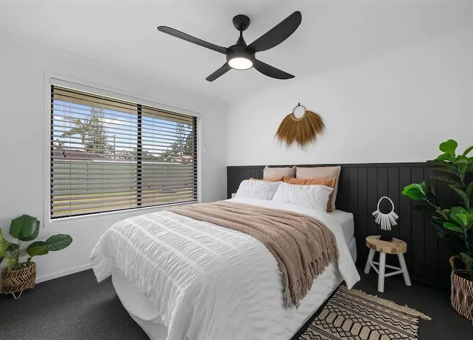 Palm Coastal Retreat - Family & Pet Friendly, 5-Mins To Beach! Kawana Waters Feriehus