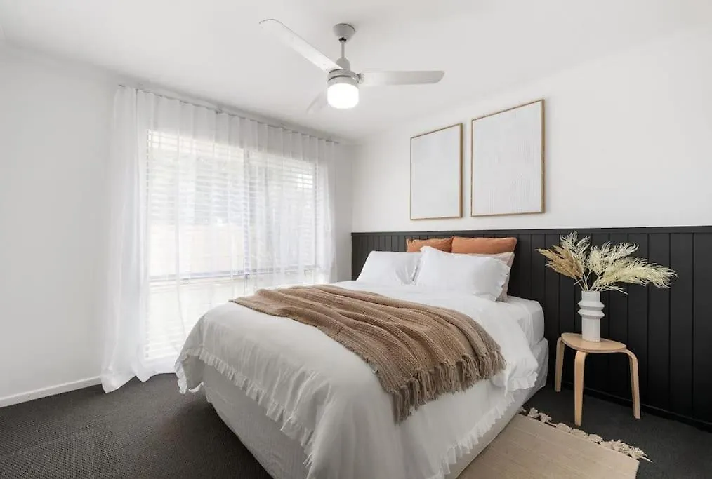 Feriehus Palm Coastal Retreat - Family & Pet Friendly, 5-Mins To Beach! Kawana Waters Australien