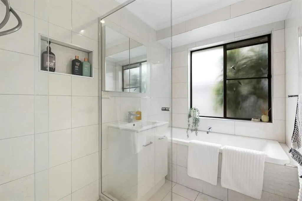 Palm Coastal Retreat - Family & Pet Friendly, 5-Mins To Beach! Kawana Waters 0*,