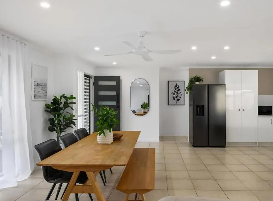 Palm Coastal Retreat - Family & Pet Friendly, 5-Mins To Beach! Kawana Waters 0*,  Australien