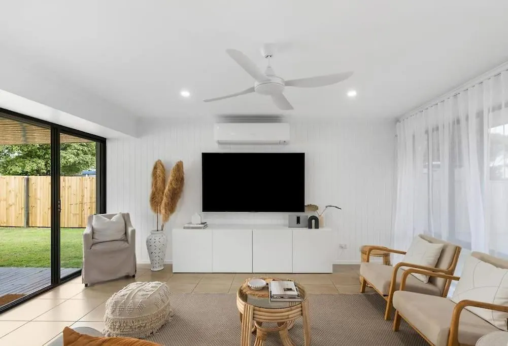 Palm Coastal Retreat - Family & Pet Friendly, 5-Mins To Beach! Kawana Waters Australien