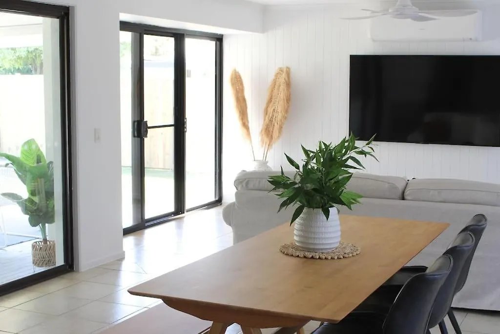 Feriehus Palm Coastal Retreat - Family & Pet Friendly, 5-Mins To Beach! Kawana Waters Australien