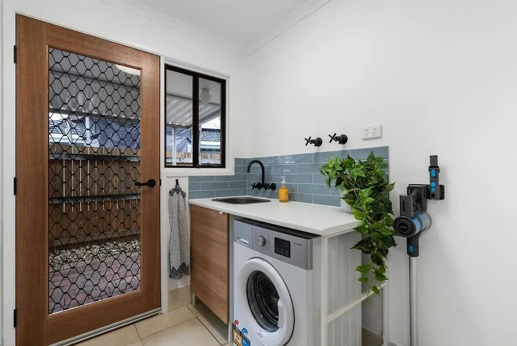 Feriehus Palm Coastal Retreat - Family & Pet Friendly, 5-Mins To Beach! Kawana Waters