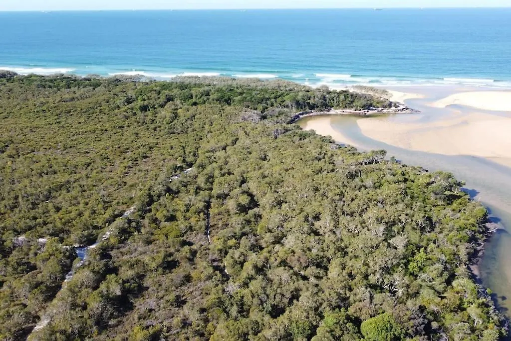 Palm Coastal Retreat - Family & Pet Friendly, 5-Mins To Beach! Kawana Waters Feriehus