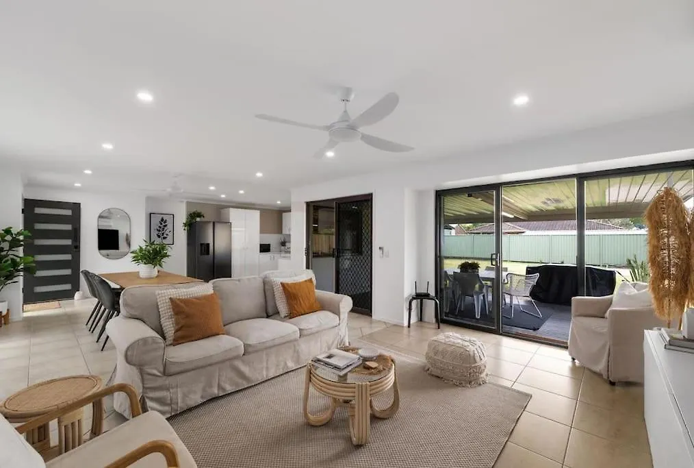 Ferienhaus Palm Coastal Retreat - Family & Pet Friendly, 5-Mins To Beach! Kawana Waters