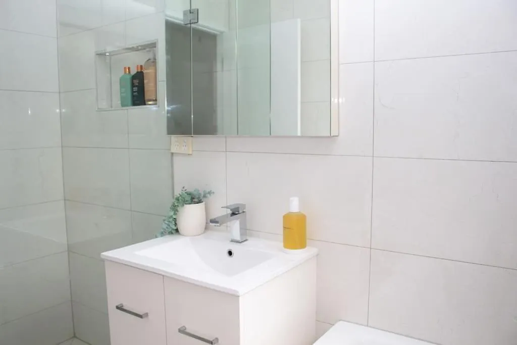 Palm Coastal Retreat - Family & Pet Friendly, 5-Mins To Beach! Kawana Waters Ferienhaus