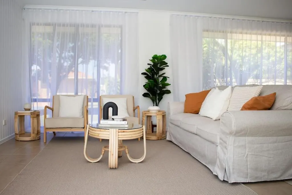 Palm Coastal Retreat - Family & Pet Friendly, 5-Mins To Beach! Kawana Waters Ferienhaus