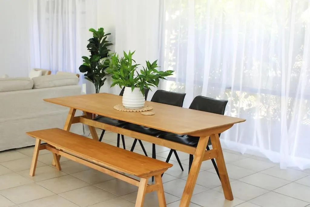 Palm Coastal Retreat - Family & Pet Friendly, 5-Mins To Beach! Kawana Waters Ferienhaus