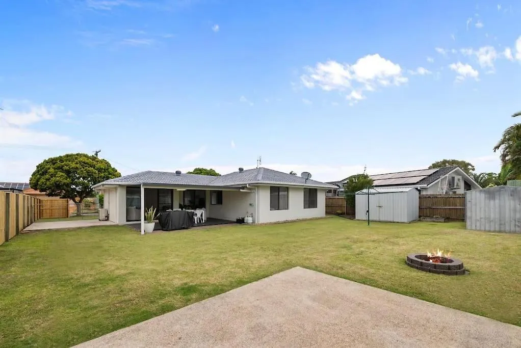 Palm Coastal Retreat - Family & Pet Friendly, 5-Mins To Beach! Kawana Waters