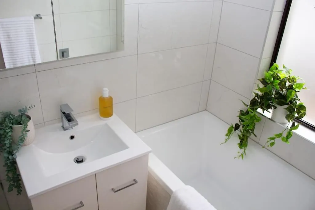Ferienhaus Palm Coastal Retreat - Family & Pet Friendly, 5-Mins To Beach! Kawana Waters