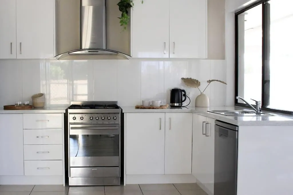 Palm Coastal Retreat - Family & Pet Friendly, 5-Mins To Beach! Kawana Waters Ferienhaus