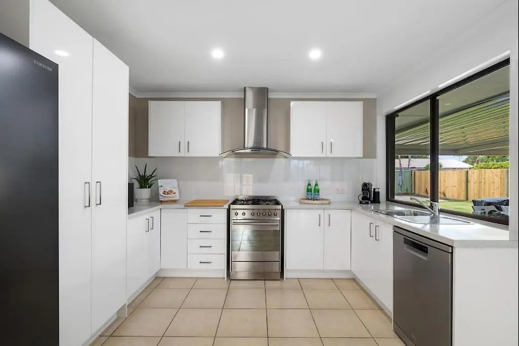 Palm Coastal Retreat - Family & Pet Friendly, 5-Mins To Beach! Kawana Waters